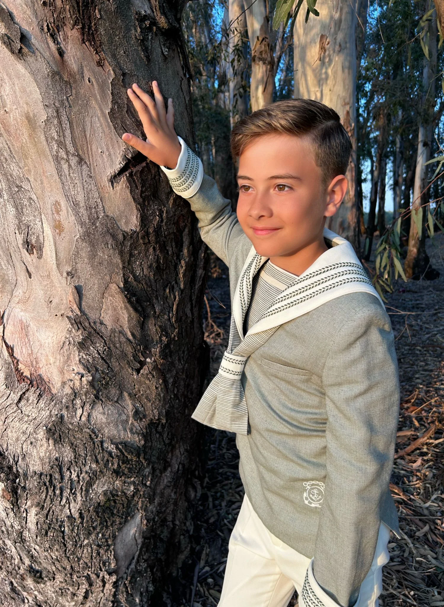 Retrato niña de comunión con flores