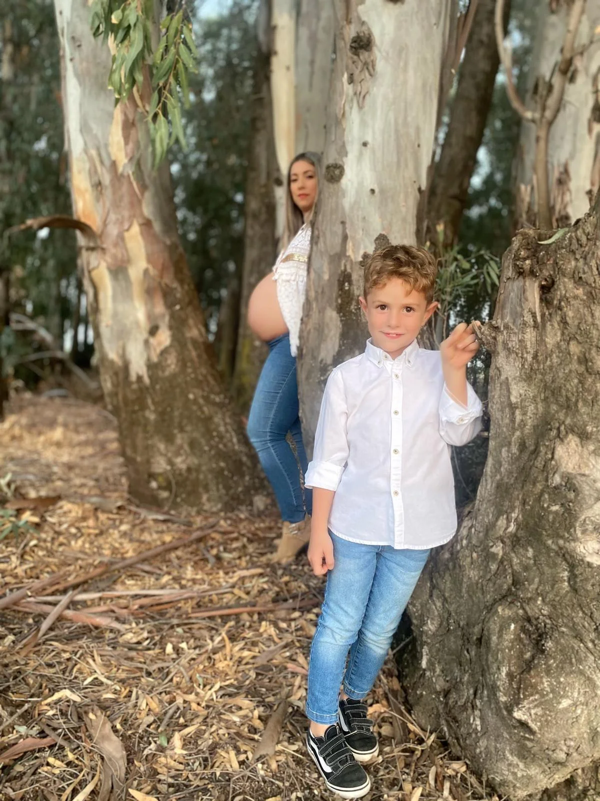 Fotografía embarazo maternidad con fondo oscuro