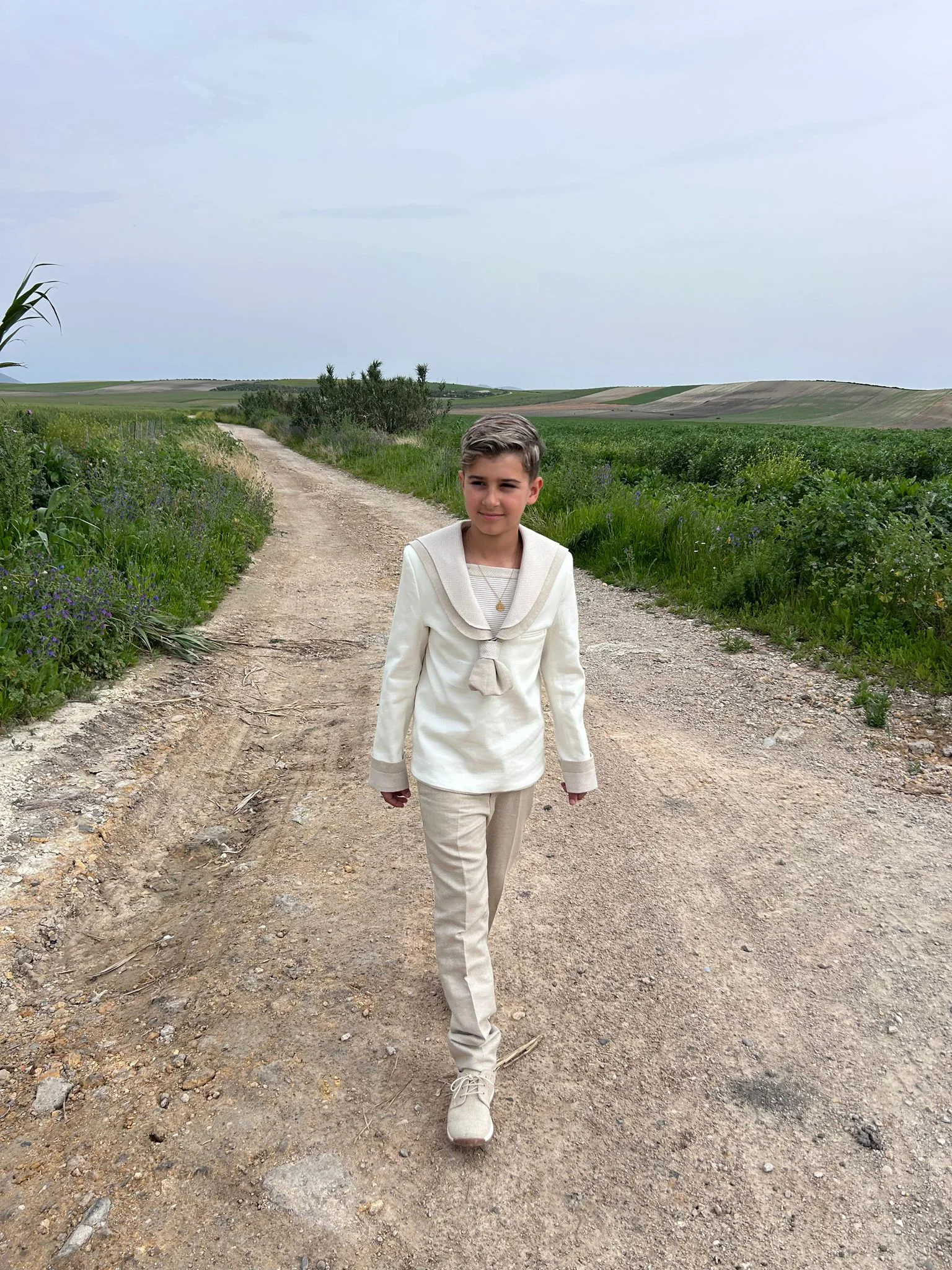 Retrato infantil niño en sesión fotográfica