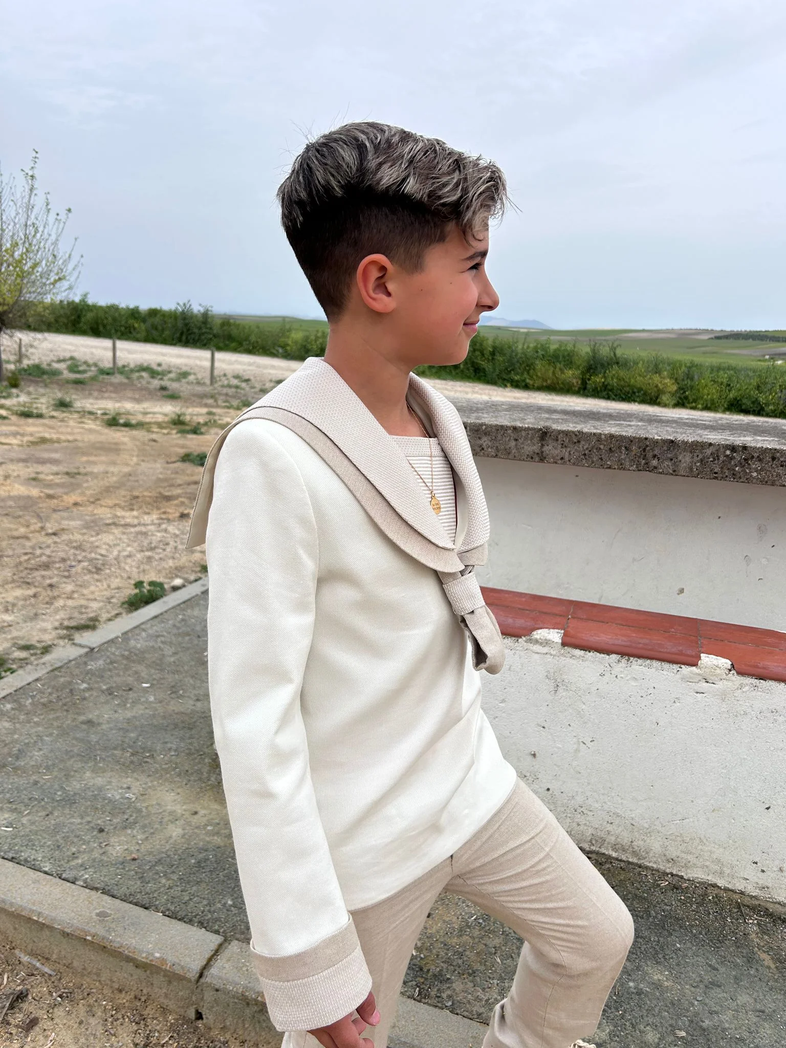 Sesión fotográfica infantil niño explorando